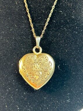 Vintage Sturdy 12kt Gold Filled Etched Heart Locket Necklace 20”